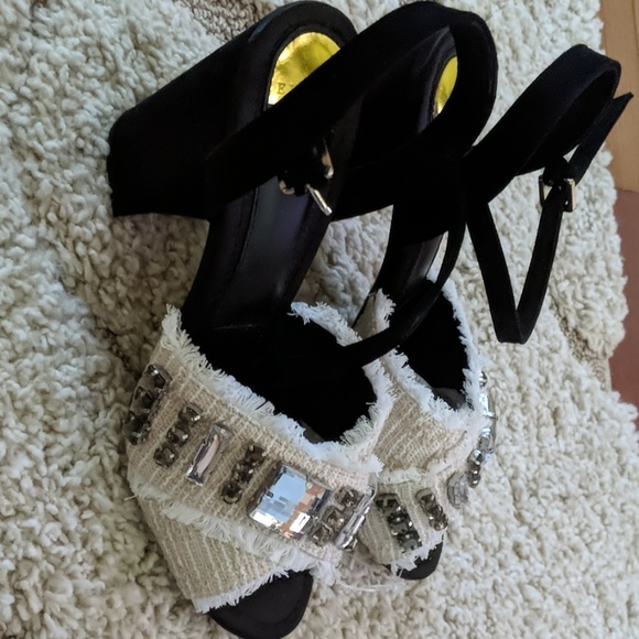 Eloquii Black/offwhite block heels T strap sandal - Picture 5 of 8